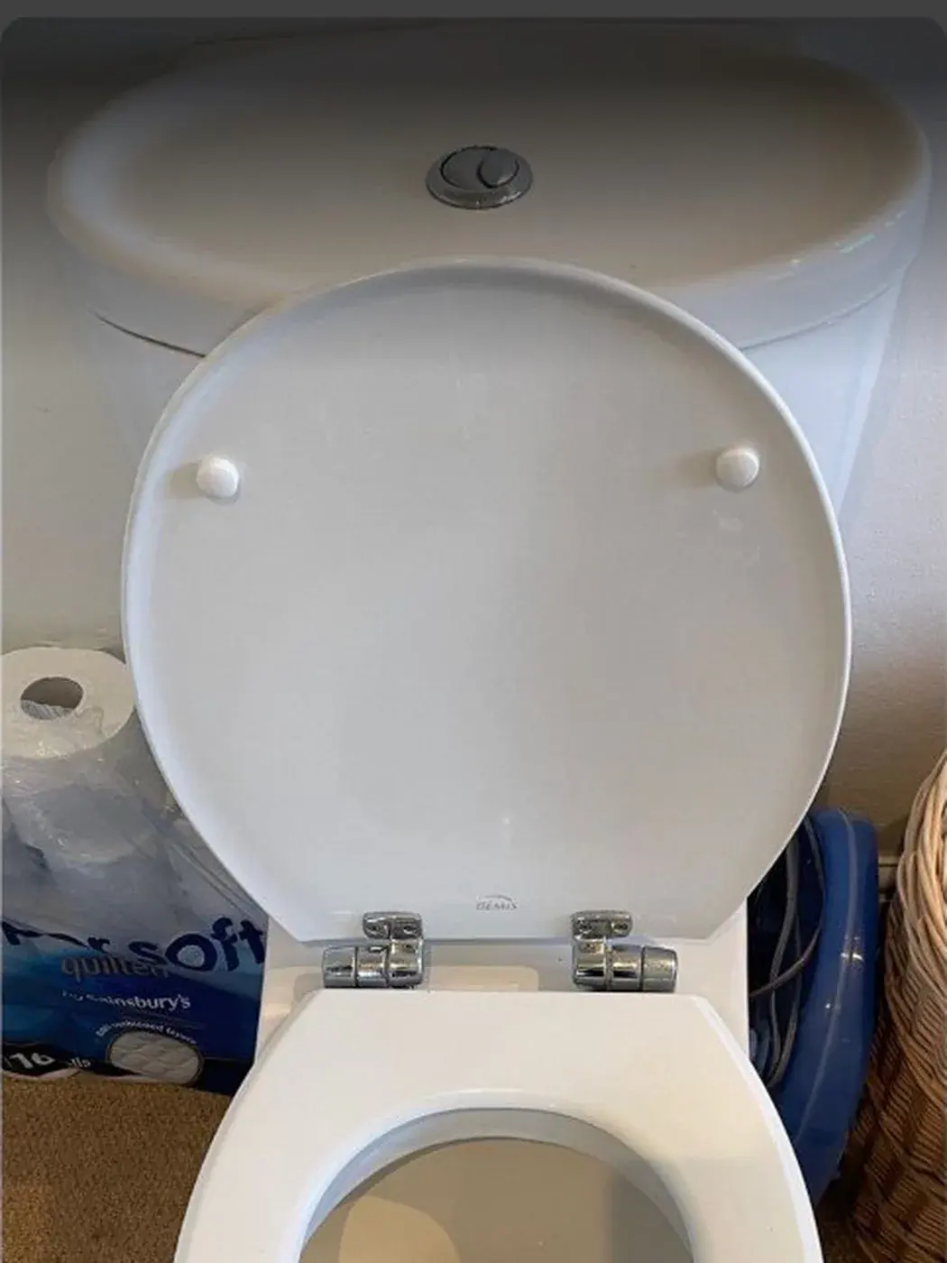 Bathroom deep clean: after MyT Clean finished the job