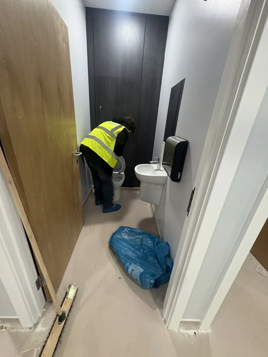 Washroom cubicle, mid clean