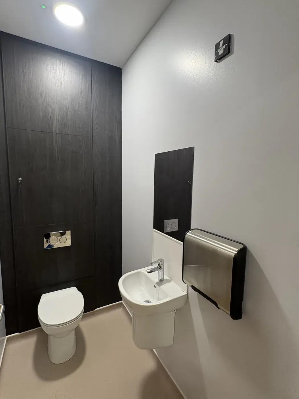 Commercial washroom